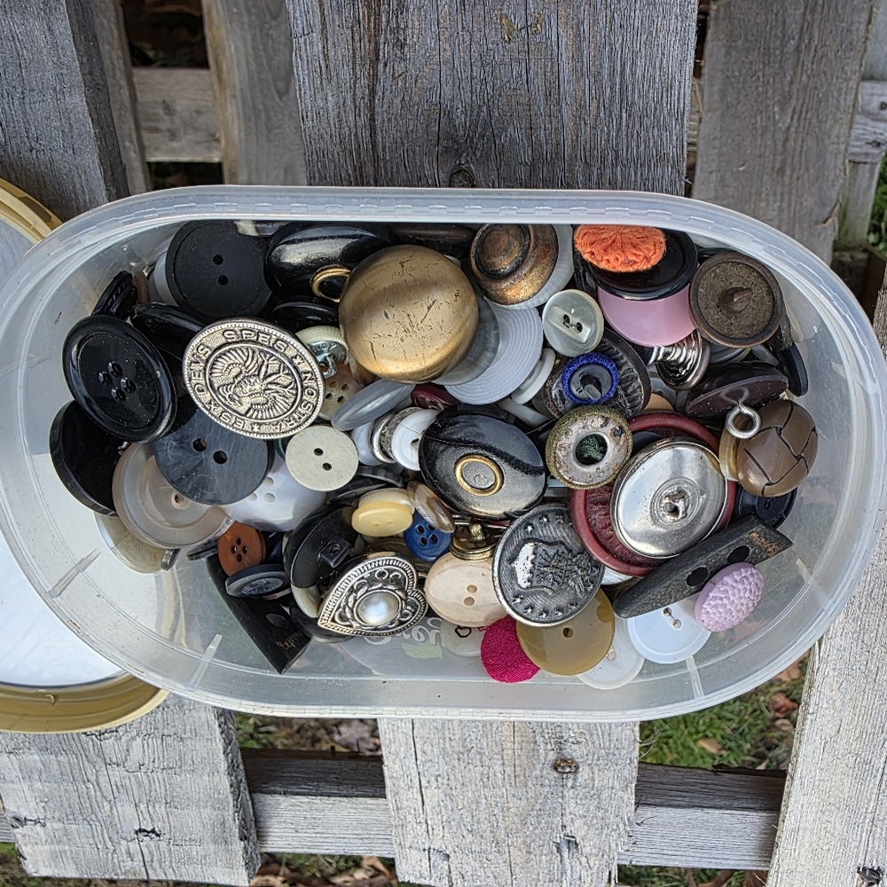 Assorted Button Collection - Picture 4 of 7